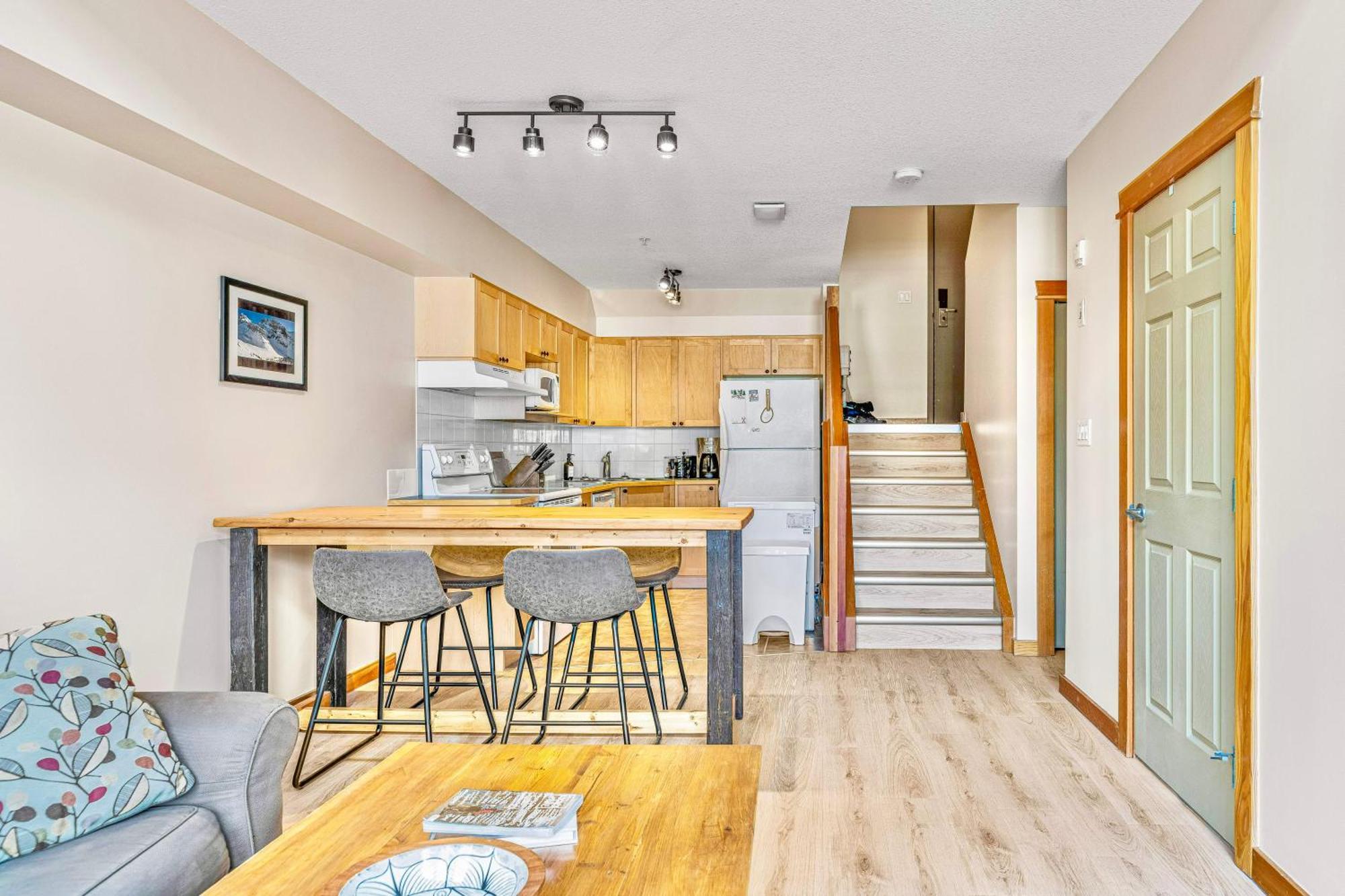 Canmore Mountain View Loft Apartment Heated Outdoor Pool المظهر الخارجي الصورة