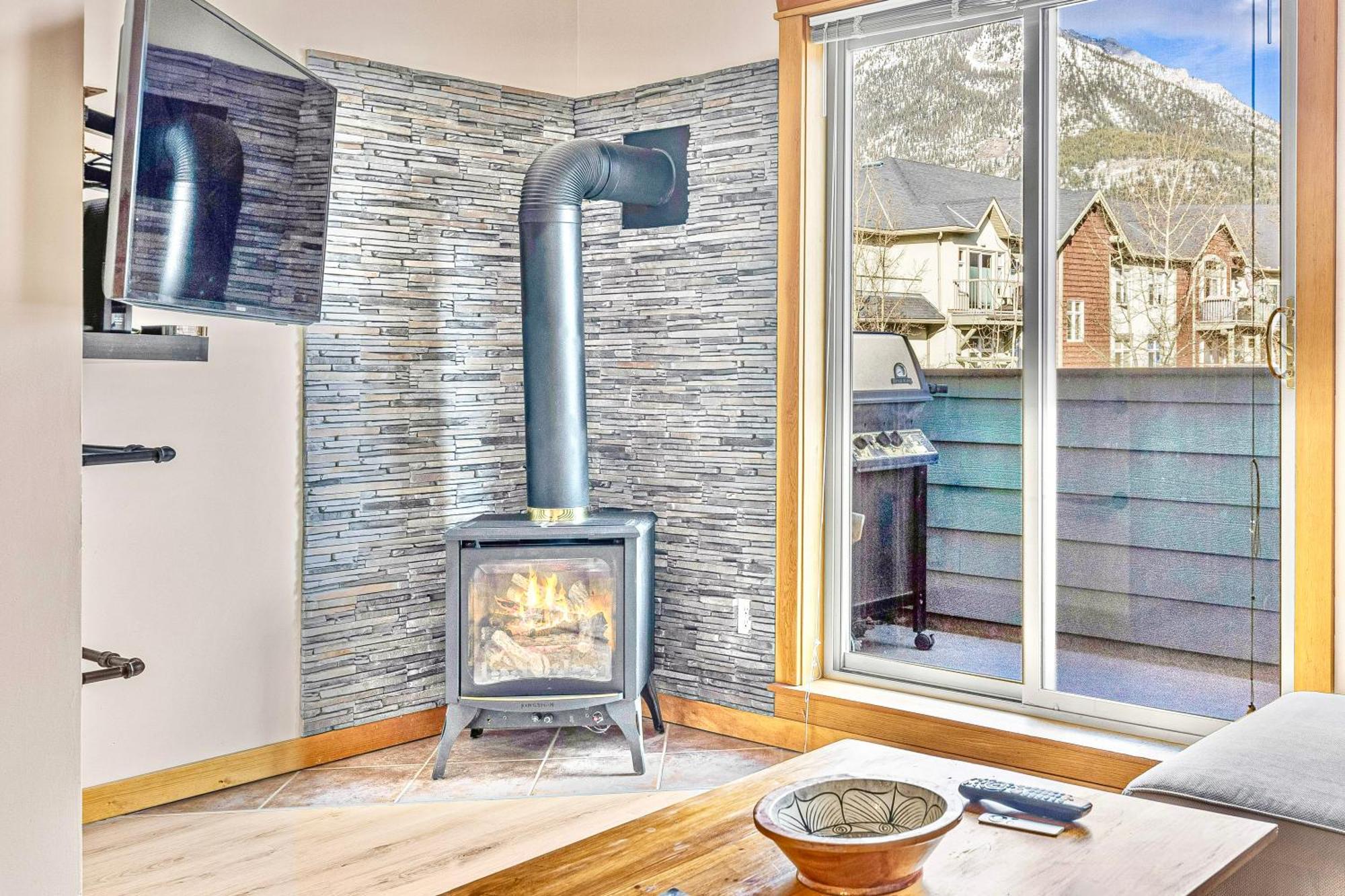Canmore Mountain View Loft Apartment Heated Outdoor Pool المظهر الخارجي الصورة