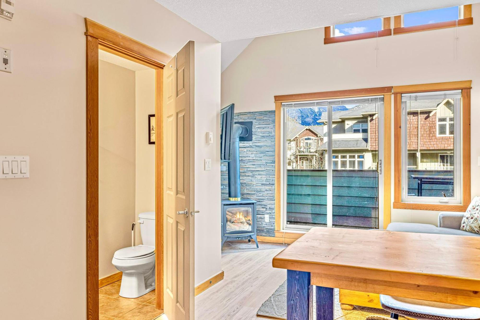 Canmore Mountain View Loft Apartment Heated Outdoor Pool المظهر الخارجي الصورة