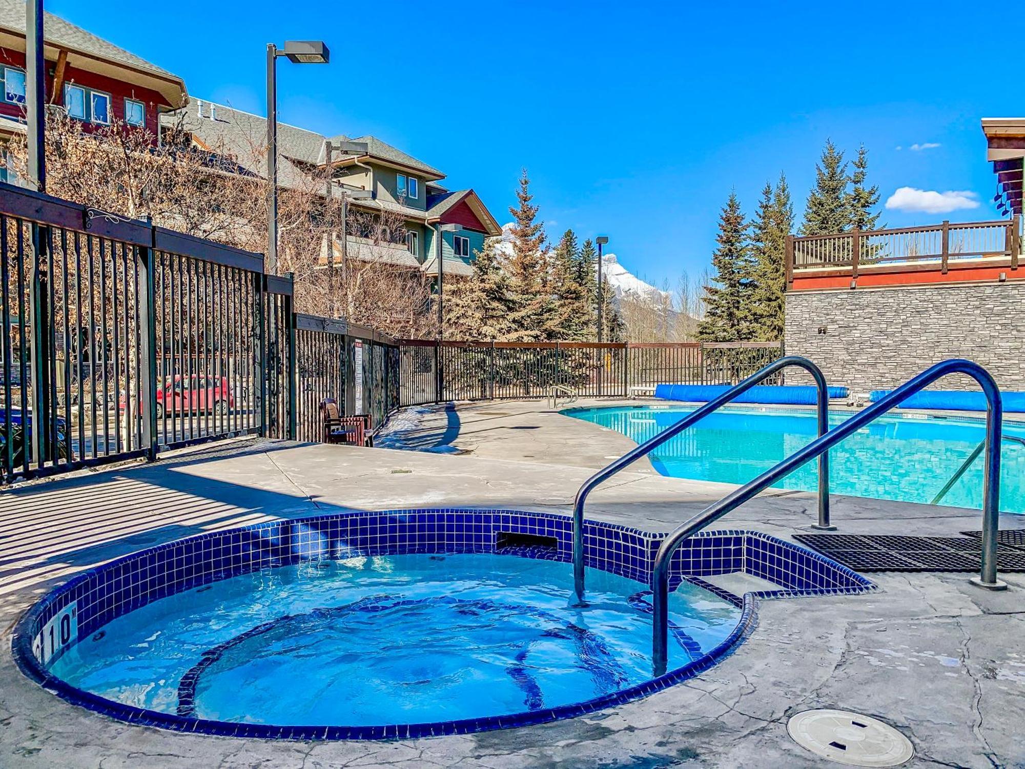 Canmore Mountain View Loft Apartment Heated Outdoor Pool المظهر الخارجي الصورة