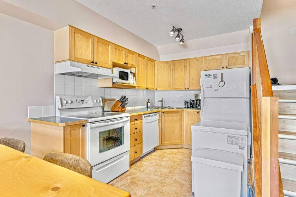 Canmore Mountain View Loft Apartment Heated Outdoor Pool المظهر الخارجي الصورة