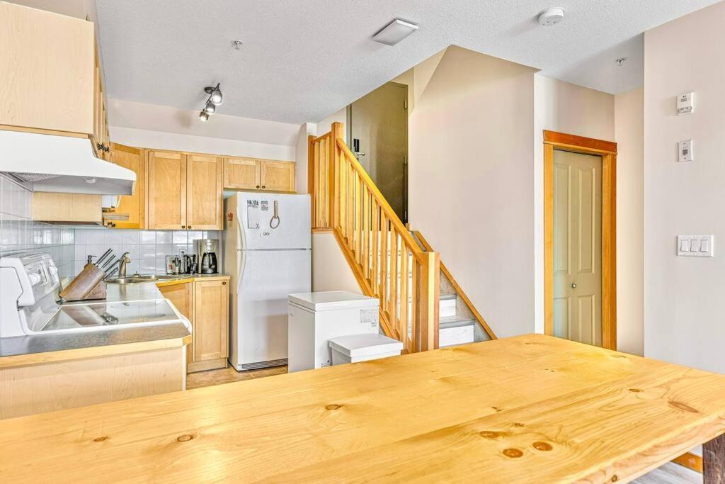 Canmore Mountain View Loft Apartment Heated Outdoor Pool المظهر الخارجي الصورة