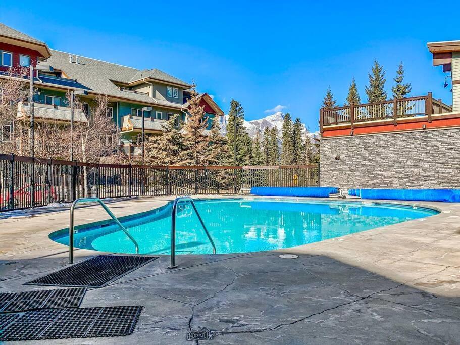 Canmore Mountain View Loft Apartment Heated Outdoor Pool المظهر الخارجي الصورة