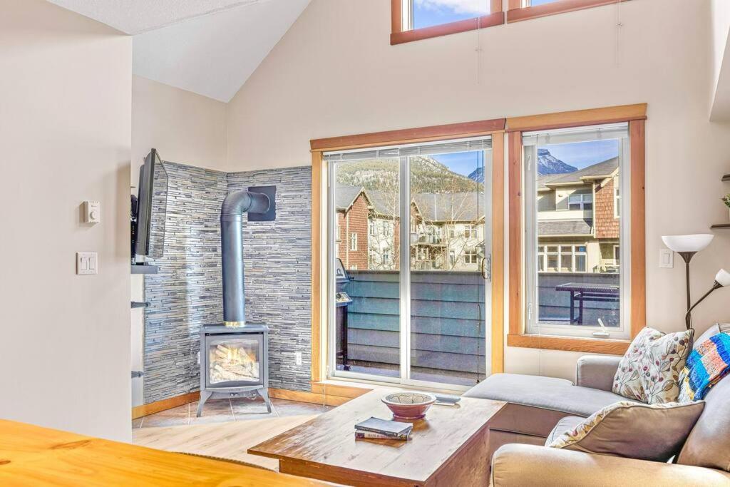 Canmore Mountain View Loft Apartment Heated Outdoor Pool المظهر الخارجي الصورة